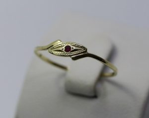 Zlatý dámský prsten s červeným kamenem 14k – 0,76g