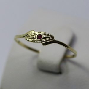 Zlatý dámský prsten s červeným kamenem 14k – 0,76g