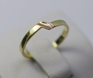 Zlatý dámský prsten s červeným pruhem 14k – 0,73g