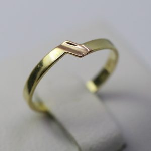 Zlatý dámský prsten s červeným pruhem 14k – 0,73g
